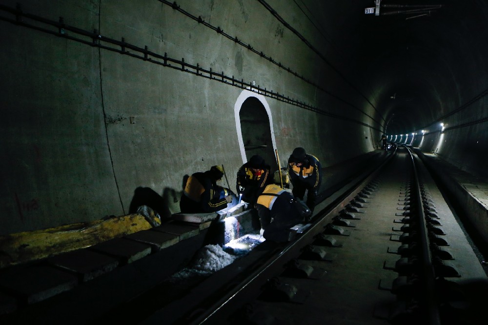 牧野铁路运营隧道病害现状